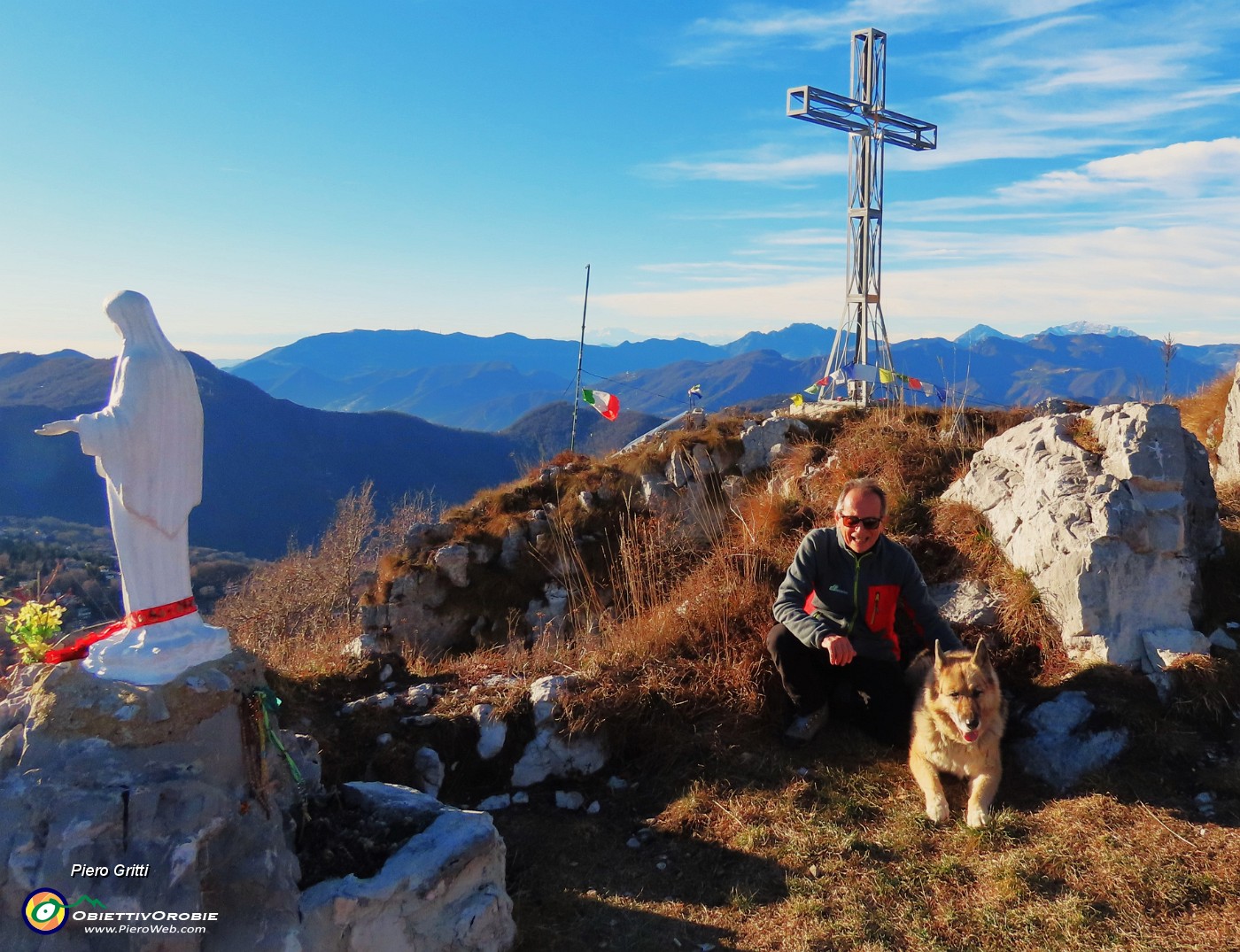 68 Alla bianca Madonnina di vetta con vista verso la croce.JPG